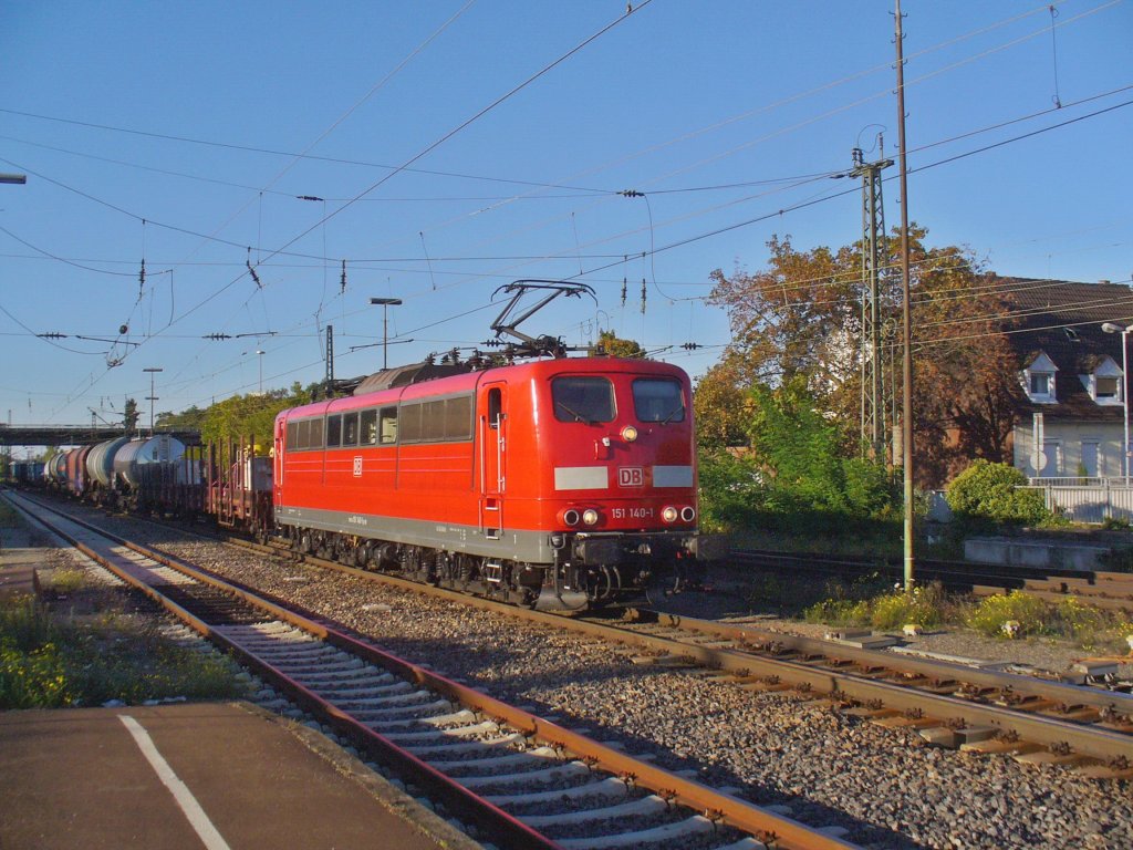 Die gut aussehende 151 140-1 zieht einen gemischten Gterzug am 30.09.2011 durch Schwetzingen 
