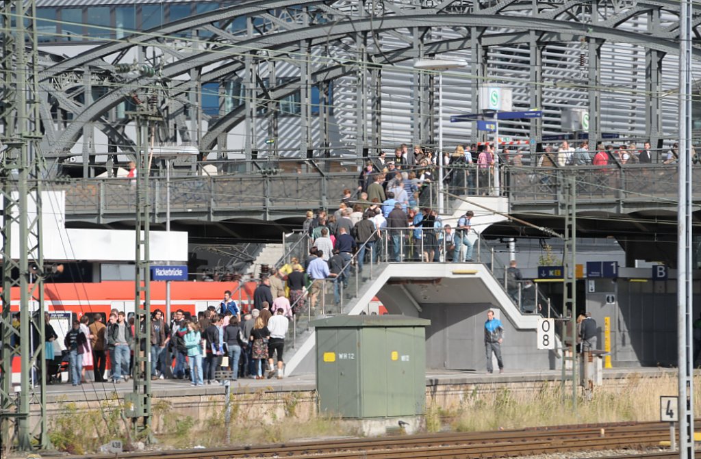 Die gut besuchte S-Bahnstation Hackerbrcke an einem Oktoberfestwochenende im Jahre 2010 (aus dem ALEX)