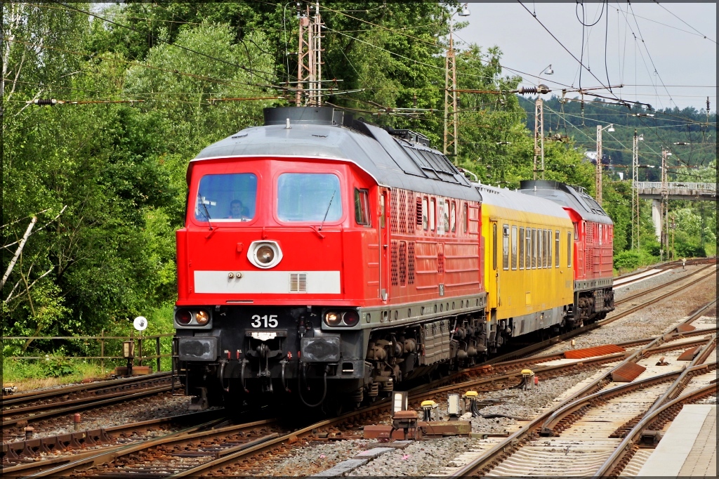 Die gut gepflegten MEG Ludmillas 315 und 318 durchfuhren mit einem Messwagen am 29.06.12 Kreuztal in Richtung Sden