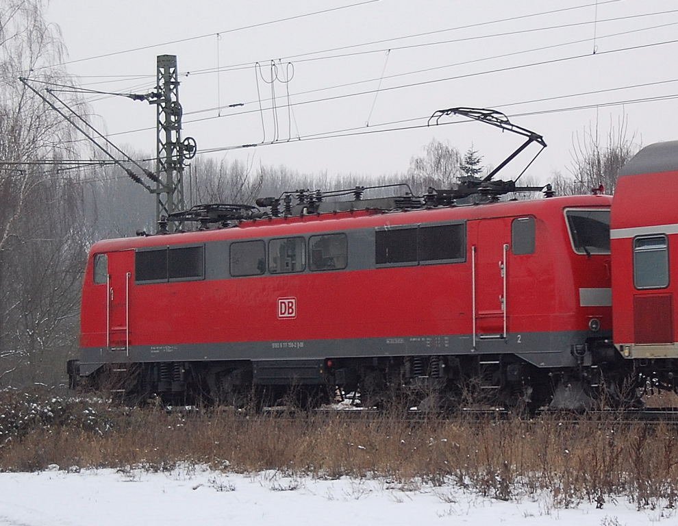Die gute alte 111er, wie immer wenn's ein bisschen schneller gehen mu�.
Hier mit der RE4 nach Aachen beim durchfahren von Kleinenbroich. 15.2.2010