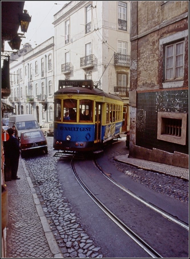 Die gute alte 28. An dieser Ecke in der Lissaboner Alfama ist es so eng, da passt der Gegenverkehr nur auf ein Gleis. Wer genau hinschaut sieht am linken Bildrand ein Signal. Zum Zeitpunkt der Aufnahme (1989) waren noch keine Ampeln installiert, so dass drei Wärterposten auf Sicht die durchfahrt von den Straßenbahnen und Verkehr geregelt haben.