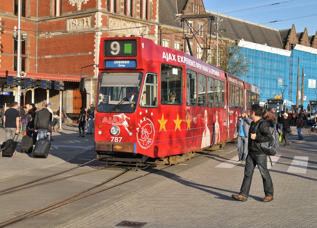 Die GVB 787  Ajax  mit Linie 9 nach Diemen findet mann in Amsterdam Centraal am 14 okt 2011.