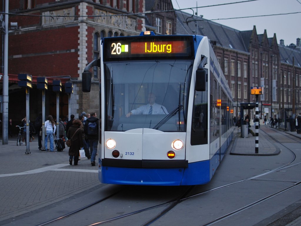 Die GVB Linie 26 mit Combini 2132 nach IJburg, hier bei Ausfahrt von Amsterdam Centraal am 19.11.2010.