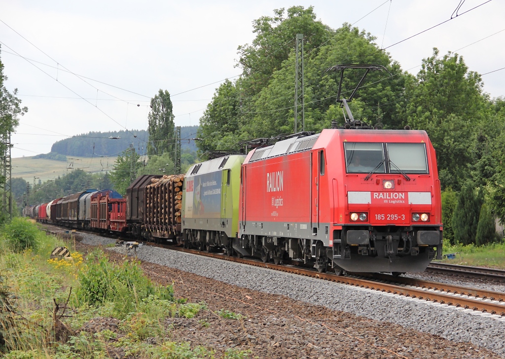 Die h�tten auch gern andersherum gereiht kommen k�nnen: 185 295-3 vor Wagenlok 152 005-5 und gemischtem Gz in Fahrtrichtung Norden. Aufgenommen am 25.06.2011 am B� Eltmannshausen/Oberhone.