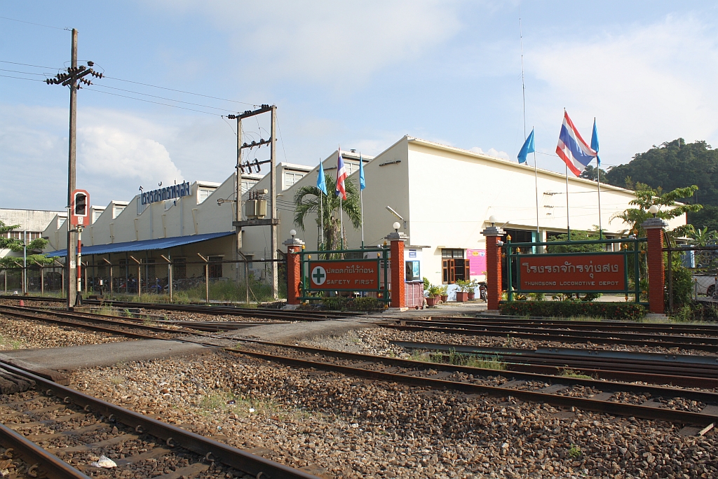 Die Halle des Depot Thung Song Junction vom Bahnsteig aus gesehen am 26.Oktober 2010.