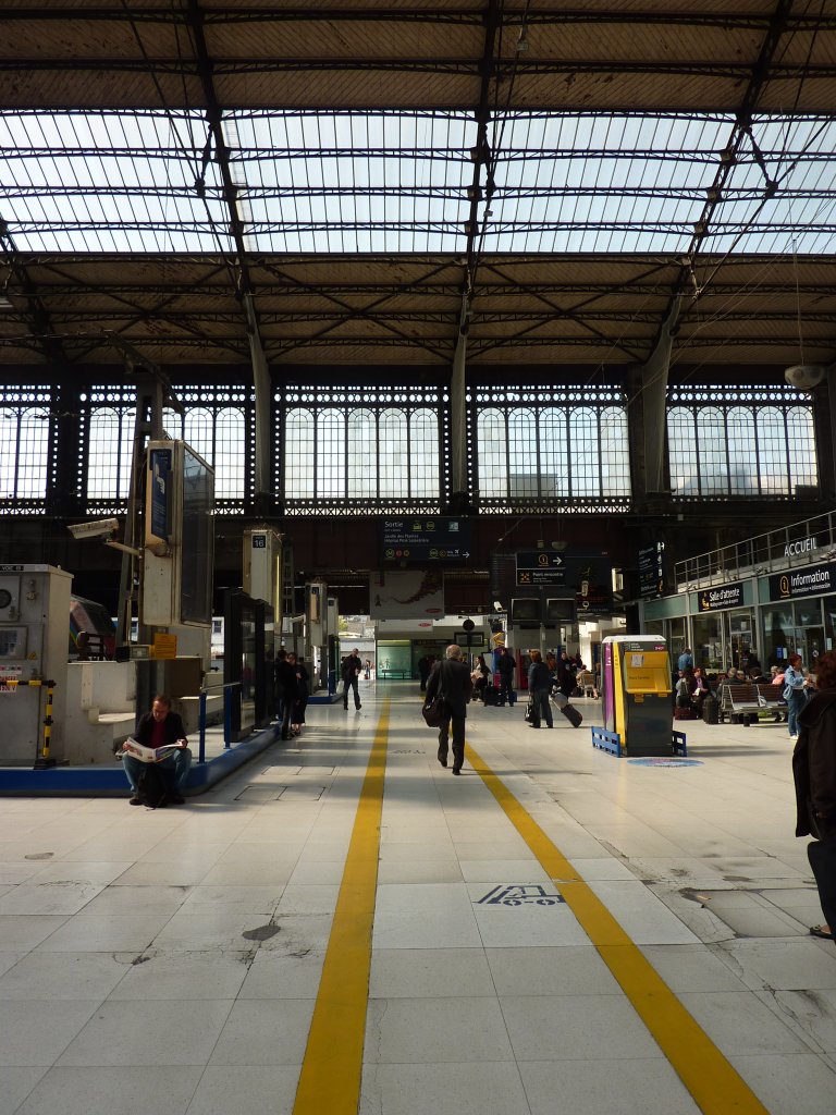 Die Halle des Gare d'Austerlitz am 3.4.2012. Dieser Bahnhof ist relativ unbedeutend und wir hauptschlich von Intercitys in Richtung Orleans bedient.