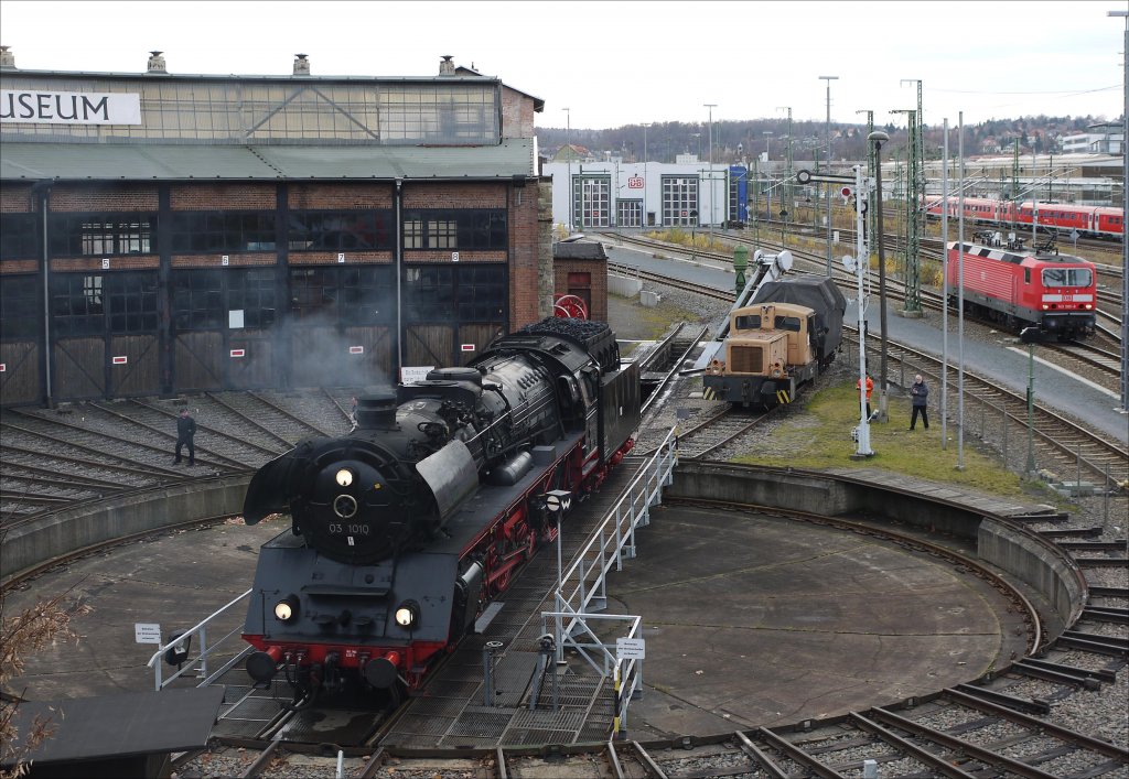 Die Hallenser 03 1010 nach Fassen neuer Vorr�te auf der Drehscheibe in Dresden-Altstadt; 03.12.2011