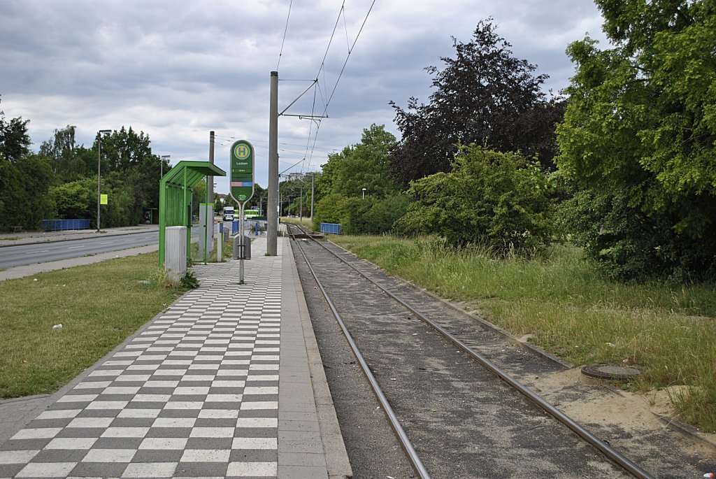 Die Halltestelle Laatzen, ist zugleich Endpunkt. Jede Zweite Stadtbahn fhrt weiter  bis Sarstedt. Sie fgt noch nicht ber einen Hochbahnsteig. Ob hier eingebaut wird steht nicht fest. Wenn der der TW 3000 in Jahr 2013 kommt msste hier wohl auch einer gebaut werden.