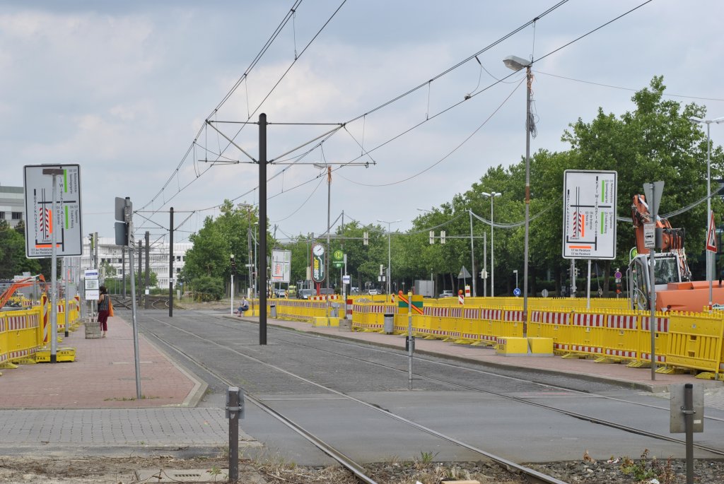 Die Halstelle Misburger der Stadtbahn Hannover wird umgebaut. Sie bekommt zwei Hochbahnsteige. Foto vom 14.06.2011 in Hannover.
