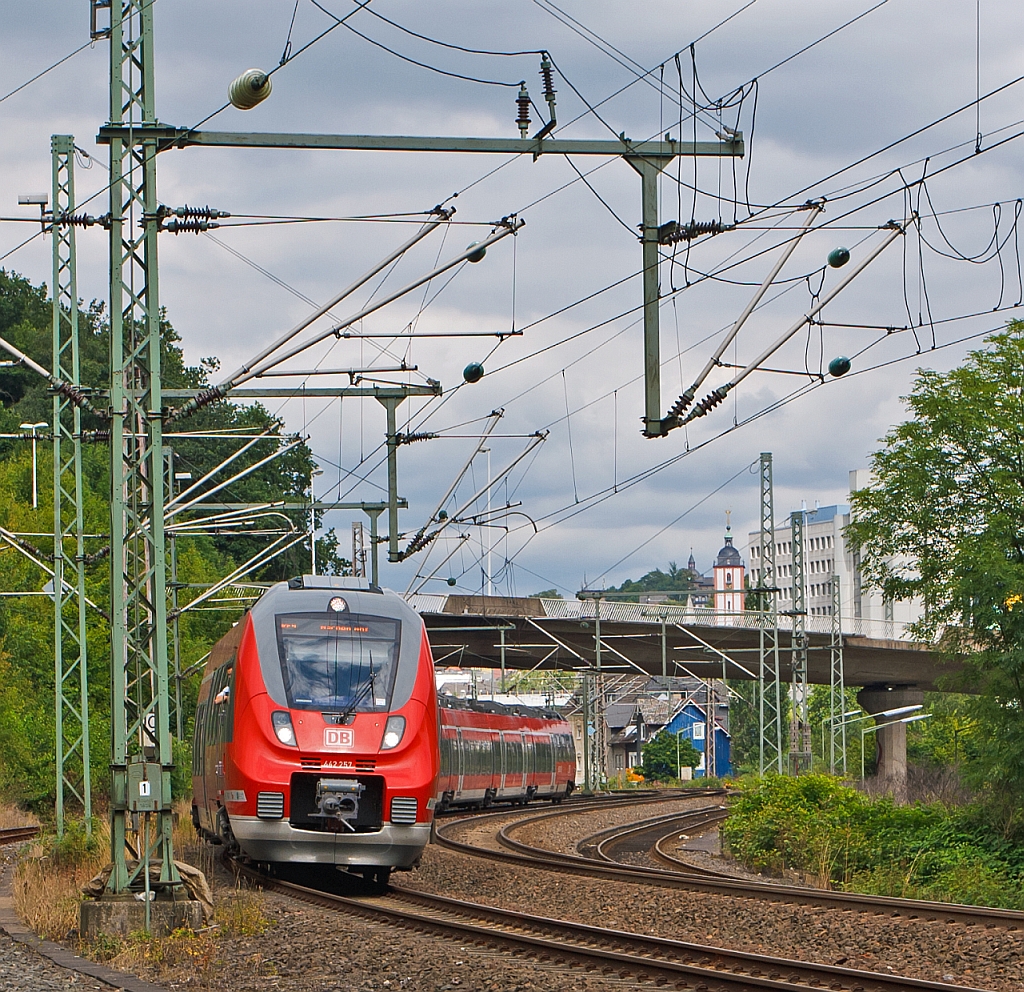 Die Hamsterbacke hat am 21.07.2012 gerade den Hbf Siegen in Richtung Kln verlassen. 442 257 und 442 259 (Zwei gekuppelte 4-teilige Talent 2) als RE 9 (rsx - Rhein-Sieg-Express) Siegen - Kln - Aachen.  
Links von dem Hochhaus sieht man den Kirchturm der evangelischen Nikolaikirche, auf seiner Spitze befindet sich das Wahrzeichen der Stadt Siegen, das Krnchen. Das Krnchen ist ein Geschenk von Frst Johann Moritz zu Nassau-Siegen an die Stadt Siegen und ihre Brger. Der Anlass fr das Geschenk war die Erhebung von Johann Moritz in den Frstenstand im Jahre 1652. Der Frst lie die Skulptur auf eigene Kosten anfertigen und seit 1658 ziert es die Spitze des Kirchturms. Von seiner Residenz dem Oberen Schloss (links vom Turm) konnte er darauf schauen.