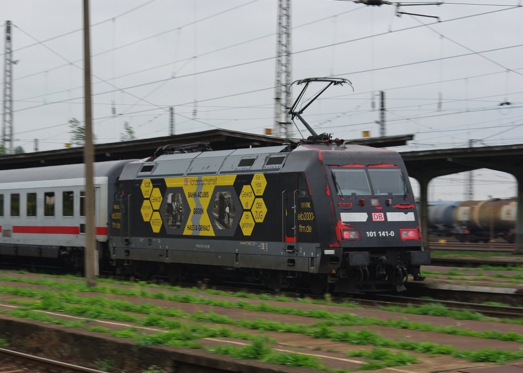 Die hatte sich rangeschlichen: 101 141-0 schob ihren IC mit einem Affenzahn in Richtung Dsseldorf Hbf durch Grokorbetha. Aufgenommen am 14.08.2010