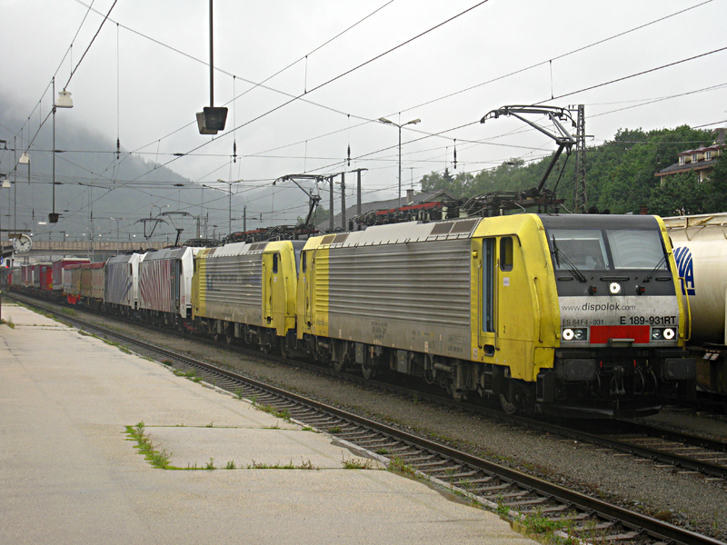Die Hauptattraktion fr mich heute war ein Gterzug der mit 4 Lokomotiven bespannt war. Bei der Einfahrt waren jedoch die ersten 3 aktiv und die vierte lief kalt mit: 189 931, 189 903, 185 666 und 185 663 in Kufstein. 

Lg
