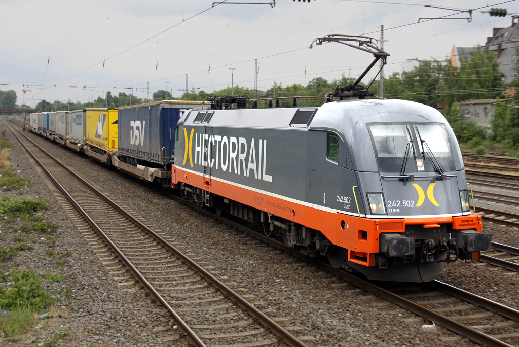 Die Hectorrail 242 502 / 182 502-5 zieht einen kurzen KLV durch Dsseldorf Rath am 27.06.2013