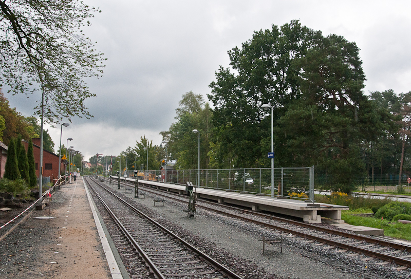 Die Heidebahn (Hannover - Buchholz in der Nordheide) wird im Jahr 2011 ertchtigt und modernisiert. So entstand whrend der Sommerferien in Niedersachsen in Schneverdingen ein neuer Bahnsteig an Gleis 2, welcher den alten Mittelbahnsteig ersetzte. Zugleich wurden auch noch Gleisarbeiten durchgefhrt, so dass die neue zulssige Streckenhchstgeschwindigkeit ab Ende 2011 120 km/h betragen wird (bisher 80 km/h). (I)