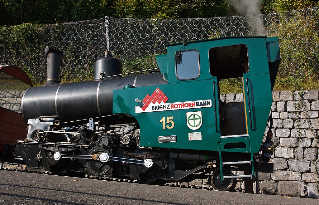 Die Heizl befeuerte BRB 15 Stadt Kanaya (Japan) am 30.09.2011 im BRB Bahnhof Brienz. Die Lok Baujahr 1996 (3. Generation) wurde unter der Fabrik-Nr. 5690 bei der Schweizerische Lokomotiv- und Maschinenfabrik, Winterthur (heute DLM AG) gebaut.