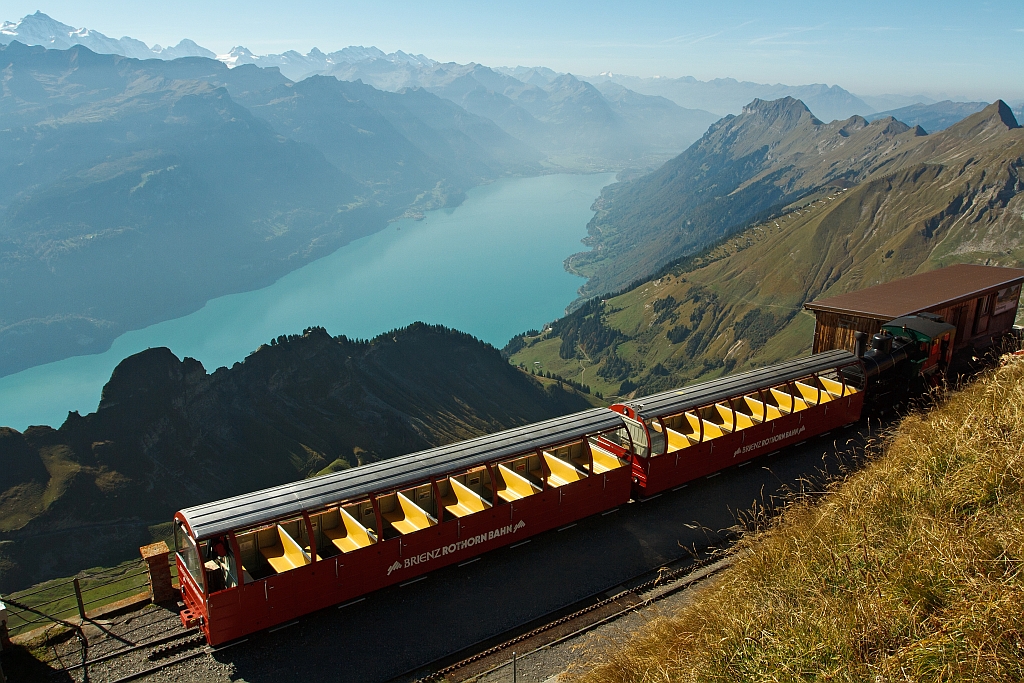 Die Heizl befeuerte Lok 16 der BRB steht am 01.10.2011 in der Bergstation Rothorn Kulm  (2244 m . M.9. Mit Blick auf den Brienzersee und die Jungfrauregion.