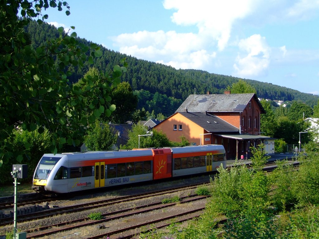 Die Hellertalbahn fhrt vom Bahnhof Herdorf am 30.07.2010 in Richtung Betzdorf, mit einem Stadler GTW 2/6 los.