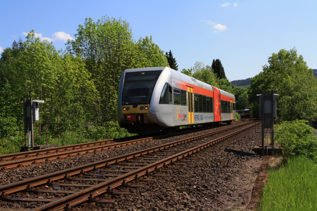 Die Hellertalbahn kurz vor der Einfahrt in den Bf Betzdorf/Sieg.am 01.05.2011, sie kommt von Herdorf. Hinten auf den rechtwm Gleis kommt die Daadetalbahn.