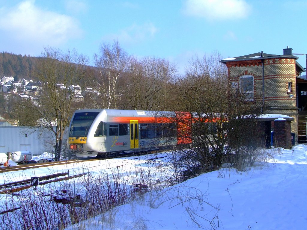 Die Hellertalbahn mit einem Stadler GTW 2/6 kommt von Dillenburg und passiert das Stellwerk vor dem Bahnhof Herdorf am 16.02.2010. In dem kleinen Herdorf sind noch beide Stellwerke in Funktion.