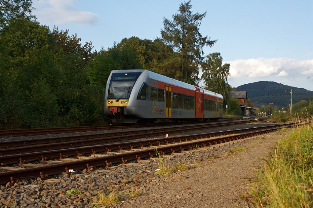 Die Hellertalbahn mit einem Stadler GTW 2/6 hat am 15.09.2011 den Bf Herdorf verlassen und fhrt weiter in Richtung.Betzdorf/Sieg. Einen Gru an den freudlichen Tf  zurck.