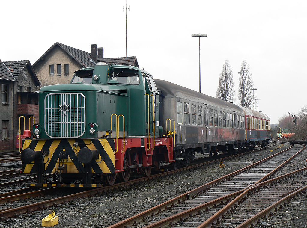 Die Henschel Diesellok des Rheinischen Industriebahnmuseums K�ln (im ehem BW K�ln Nippes) bei der Bereitstellung der Wagen 6 & 7 f�r den Christkind Express, den die Siegener 52 8134-0 im Auftrag der Deutschen Post nach Engelskirchen  �bernmimmt, aufgenommen am 11.12.2010 