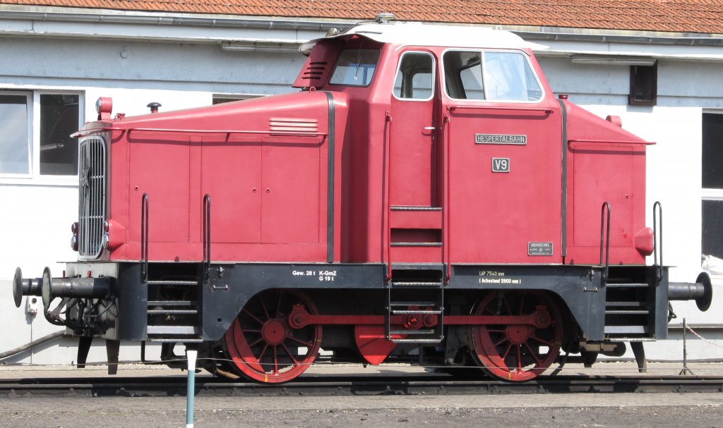 Die Henschel V9 , eine DH240 , der Hespertalbahn am 17.4.2011 im Eisenbahnmuseum Bochum-Dahlhausen.