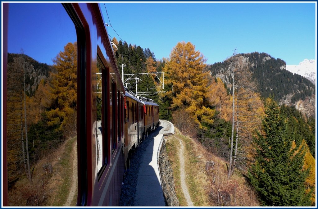 Die Herbstfarben auf der Sdseite des Berninapasses beeindrucken wohl so manchen Passagier. (11.11.2009)