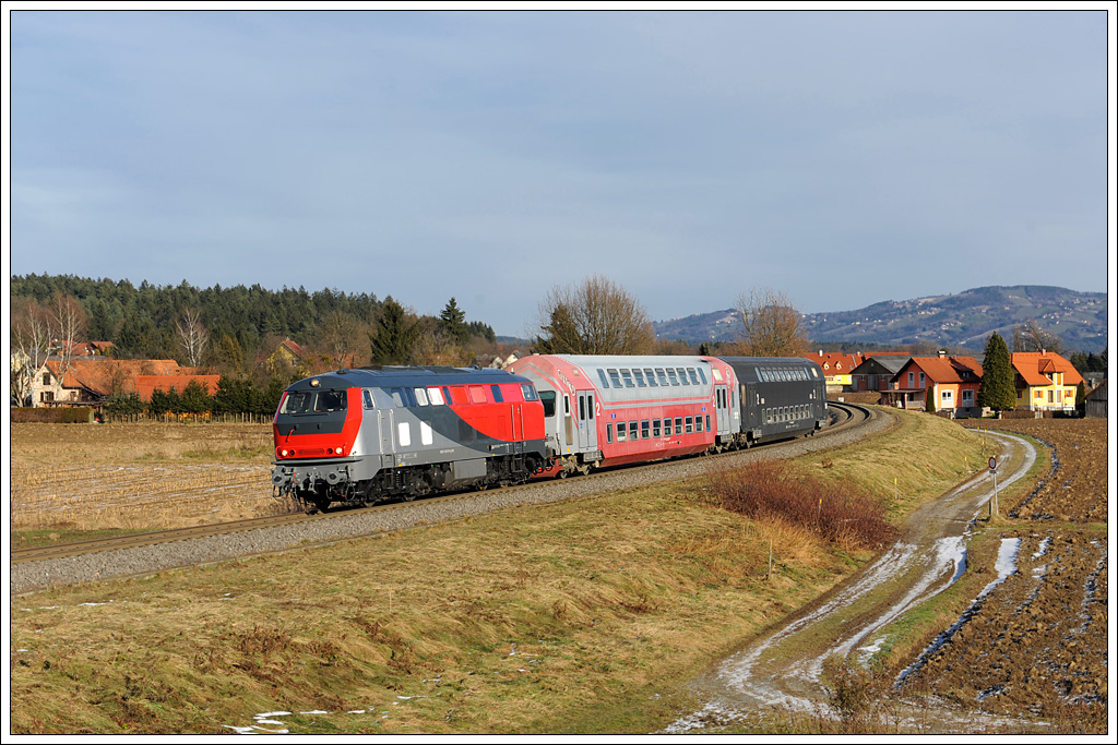 Die von Heros Rail Rent GmbH angemietet 218 117 bespannte am 14.12.2010 den R 4369 von Graz ber Werndorf nach Wies-Eibiswald. Die Aufnahme entstand kurz vor Plfing-Brunn.