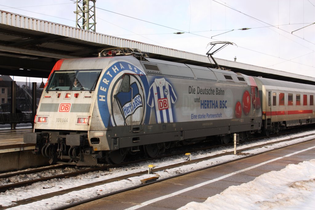 Die Hertha-Lok (101 144-4) zu Besuch in Magdeburg Hbf. Endlich hat es mal geklappt mit einem Foto :-) Fotografiert am 28.01.2010.