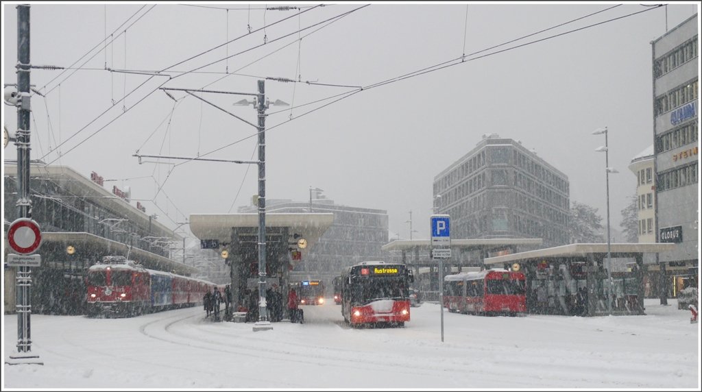 Die heutige Pressemitteilung:  An Schnee mangelt es nicht - an Streusalz schon . Der Churer Bahnhofplatz versinkt im Schnee. Am Gleis 2 steht R1425 nach Arosa mit Ge 4/4 II 623  Bonaduz . (28.01.2010)