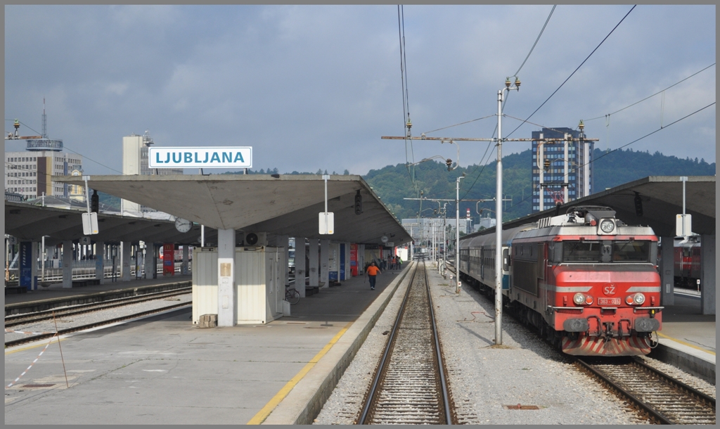 Die heutigen Bilder entstanden ebenfalls durch die rckwrtige Tre des kroatischen Schlafwagens, hier bei der Ausfahrt aus Ljubljana mit Lok 363-030. (02.07.2011)