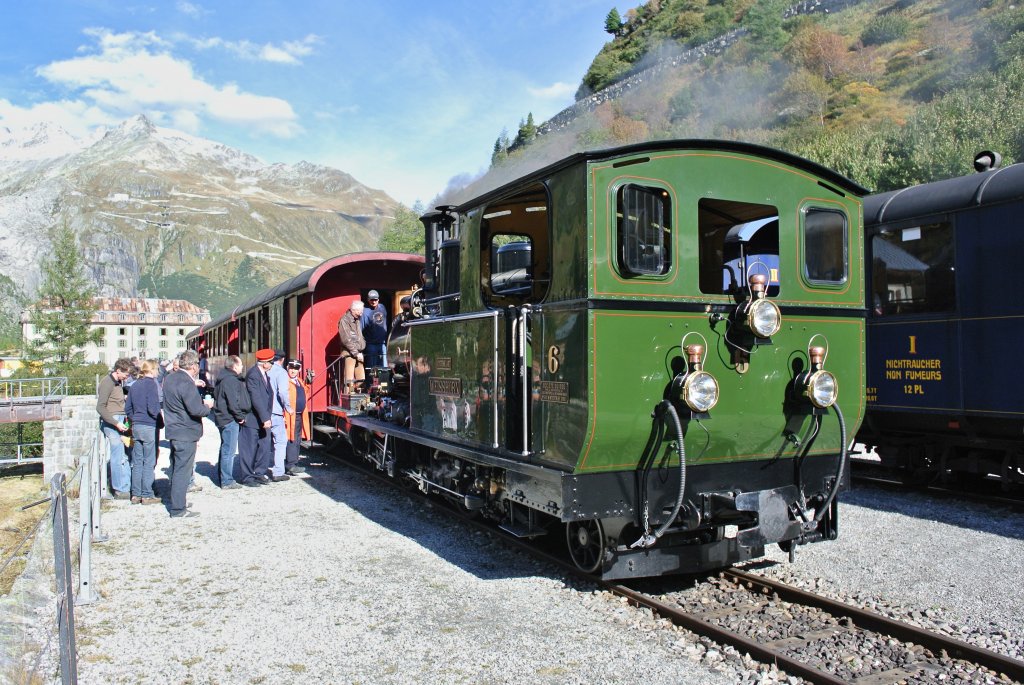 Die HG 2/3 Nr. 6 wird nun in Gletsch abgehngt und durch eine Diesellok ersetzt, 28.09.2012.