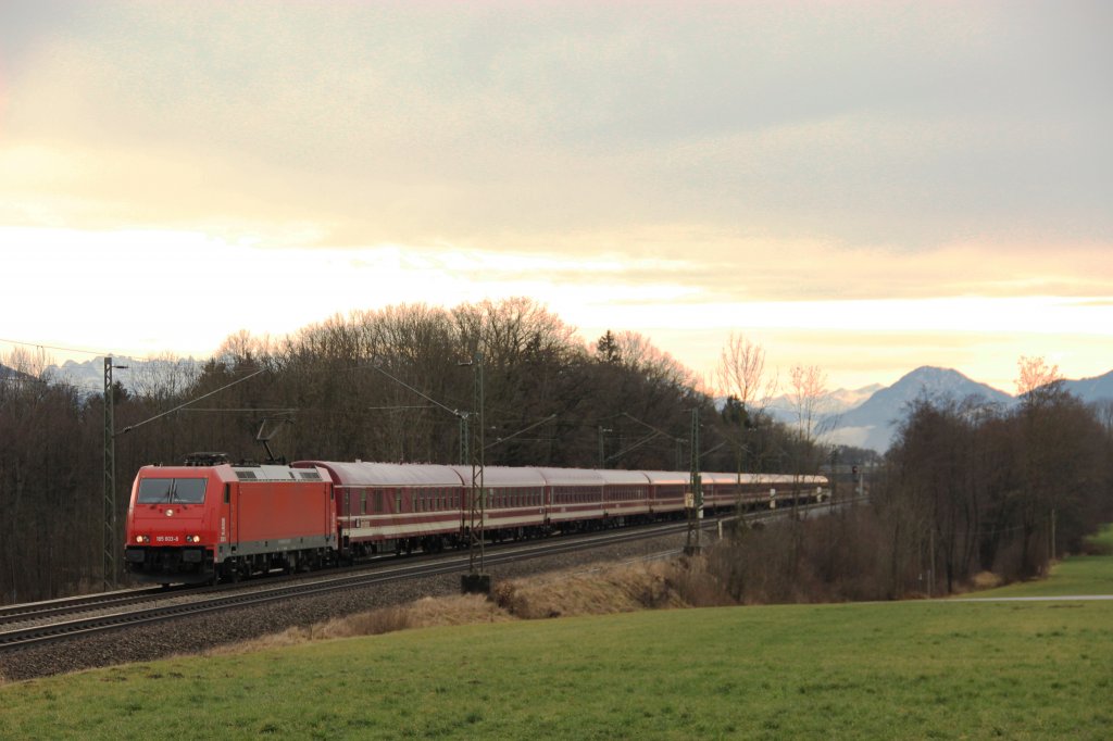 Die HGK 185 603-8 zieht den SDZ mit dem DPF 13480 Zell am See - Hamburg nach Mnchen. Aufgenommen am 02.01.12 in Hilperting.