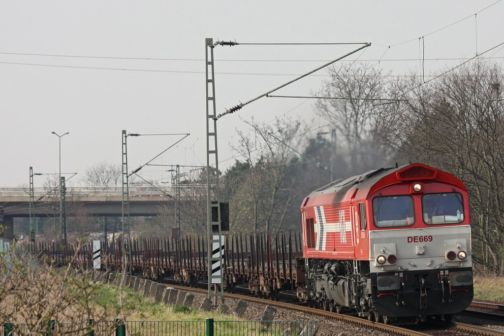 Die HGK DE 669 fuhr am 24.3.12 mit einem Aluzug durch Dormagen-Bayerwerke.