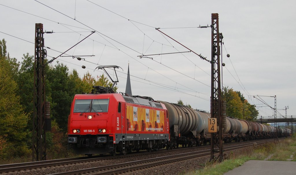 Die HGK-Lok 185 586-5  Heizprofi  zieht ihren Kesselwagenzug in Thngersheim Richtung Gemnden. 01.10.2012