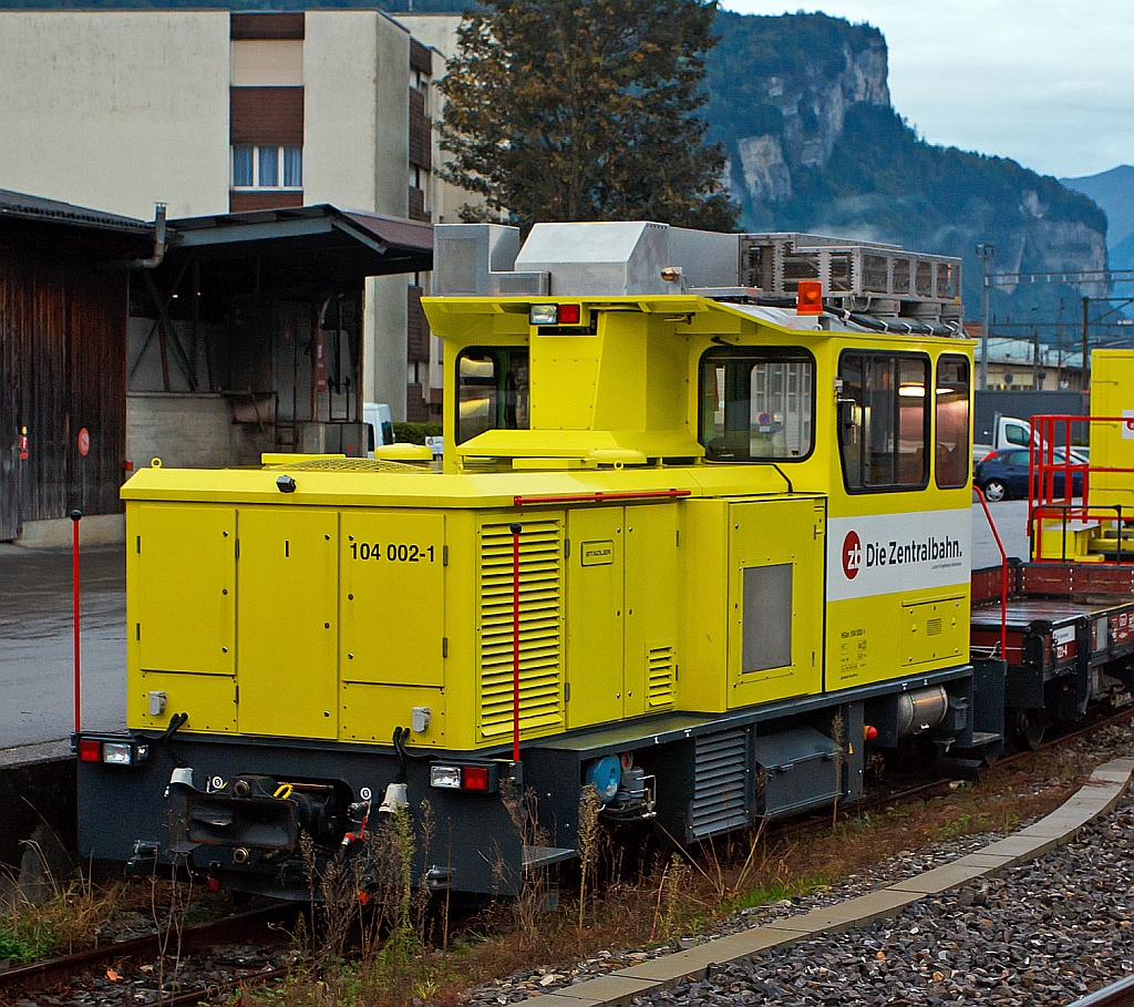 Die HGm 2/2 104 002-1 der zb (Zentralbahn) abgestellt am 29.09.2012 im Bahnhof Meiringen. 
Die 1000 mm-Zahnrad- und Adhsions-Diesellok wurde 2010 bei Stadler unter der Fabriknummer L-4198 gebaut.

Diese Loks werden auf dem Netz der Zentralbahn eingesetzt. Im Winter knnen sie auch als Schublokomotive einer Schneeschleuder verwendet werden und werden dazu mit einer Funkfernsteuerung ausgestattet. Fr den Fall eines kompletten Fahrleitungsausfalls der normalerweise mit 15 kV AC betriebenen Linie knnten die Lokomotiven auch einen Fahrgast-Notbetrieb mit Personenwagen aufrechterhalten.

Techn. Daten:
Die Bauart ist Bo-zde, Lnge ber Puffer betrt 8.188 mm, das Eigengewicht 24 t.
Ein MTU 12V183TB32 Dieselmotor mit der max. Leistung von ca. 550 kW (ca. 750 PS) bei 2100 U/min treibt einen Asynchrongenerator an, der die Leistung an die zwei Fahrmotoren abgibt (diesel-elektrischer Antrieb).