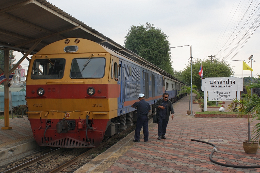 Die HID 4515 (Co'Co', de, Hitachi, Bauj. 1993) ist mit dem EXP 51 von Bangkok nach Chiang Mai am 10.Jnner 2011 im Bf. Nakhon Lampang angekommen und wird nun zum Tanken ins Depot fahren.