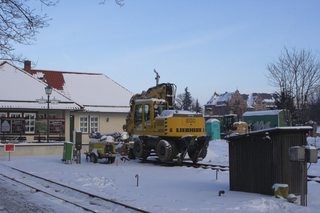 Die hier zu sehende Technik zeugt von den Bauarbeiten, welche zurzeit im Wernigeroder Bahnhof der Harzer Schmalspurbahnen (HSB) stattfinden. Wie ich sehen konnte, werden gerade die Bahnsteiganlagen erneuert. (Aufnahme vom 25.01.2013)
