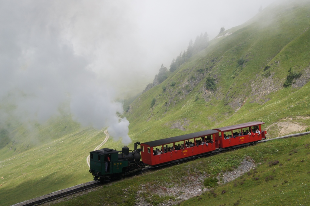 Die historische Dampflok H 2/3 6 dampft am 31.7.11 von Planalp Richtung Brienzer Rothorn.