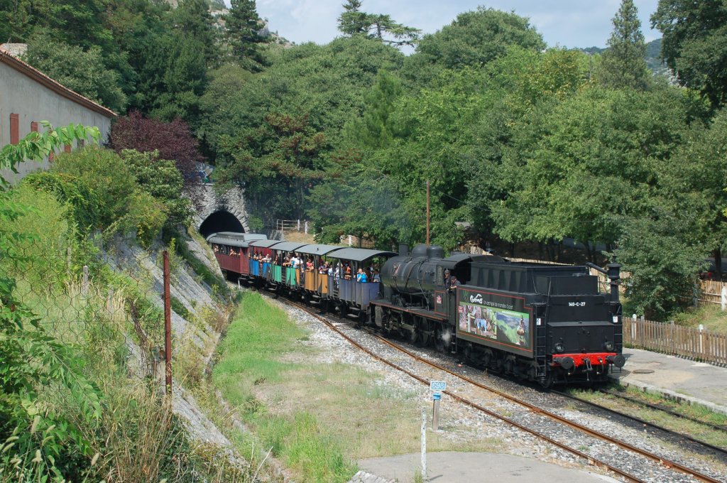 Die historische Lokomotive 140 C 27 von dem Dampfzug der Cevennen (Train  vapeur des Cvennes) fhrt kurz vor dem Bahnhof Anduze aus dem Tunnel. Die Lokomotive ist nach jahrelanger Restaurierung wieder in Betrieb. 24.08.2011.