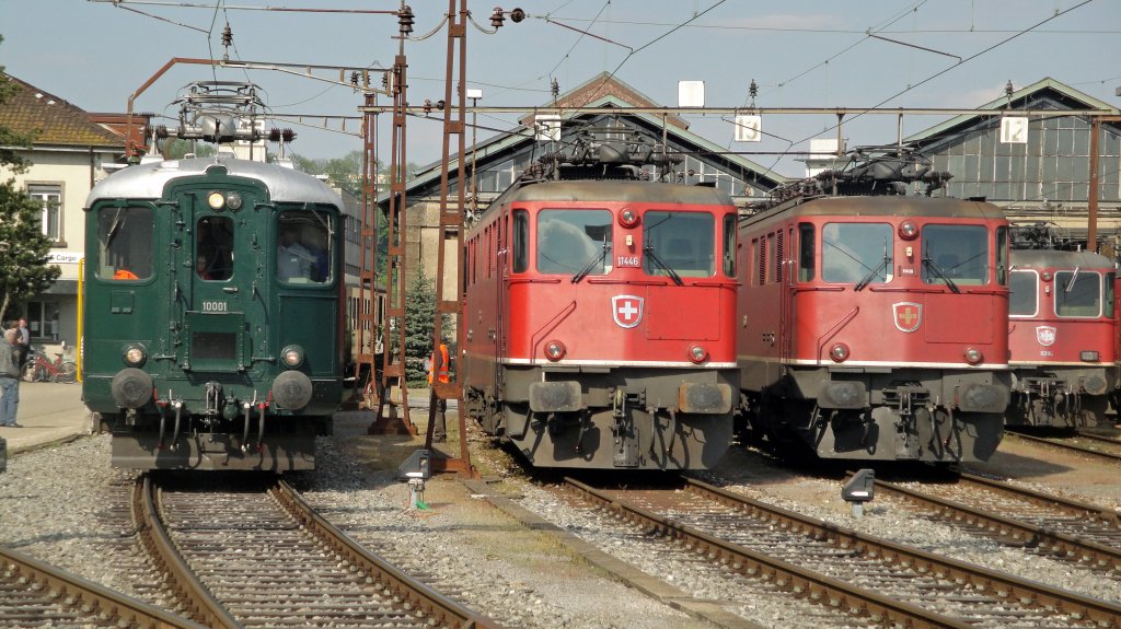 Die historische Re 4/4' 10001 begegnet am 08.05.10 den beiden roten Ae 6/6 11446  Bellinzona  und 11430  Gemeinde Schwyz .