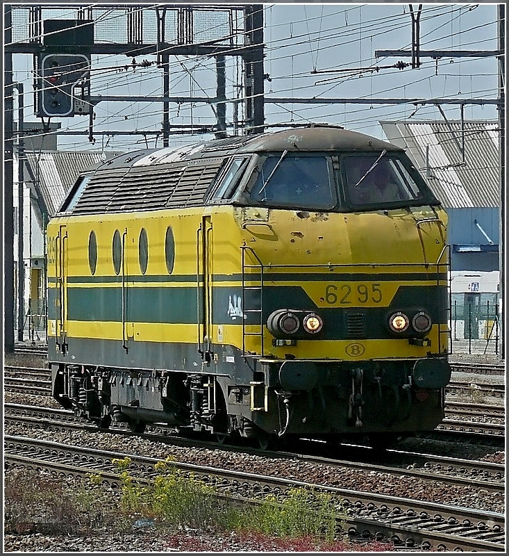Die HLD 6295 von Infrabel durchfhrt am 23.06.10 den Bahnhof von Hasselt. (Hans)
