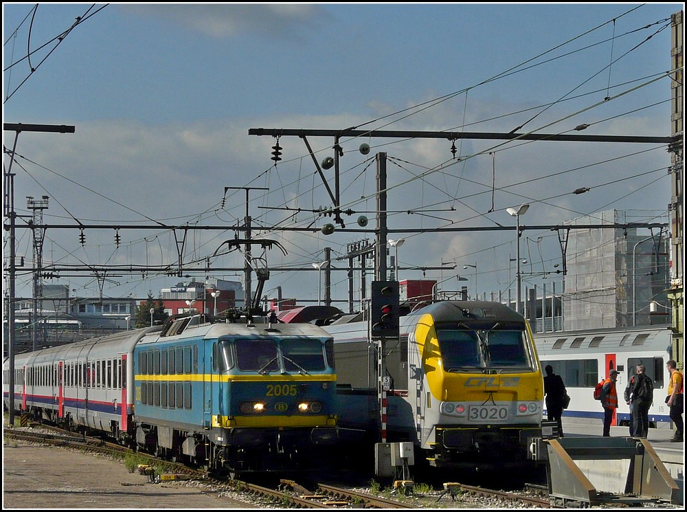 Die HLE 2005 zieht am 06.08.2010 den IC 91  Vauban  in den Bahnhof von Luxemburg vorbei am Wendezug nach Kleinbettingen mit 3020, der am Bahnsteig auf die Abfahrt wartet. (Jeanny) 