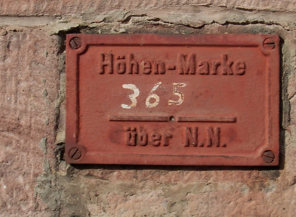Die Hhenmarke des Bahnhofs Bad Herrenalb, sie befindet sich auf der Straenseite des Empfangsgebudes. Aufgenommen im Frhjahr 2009.