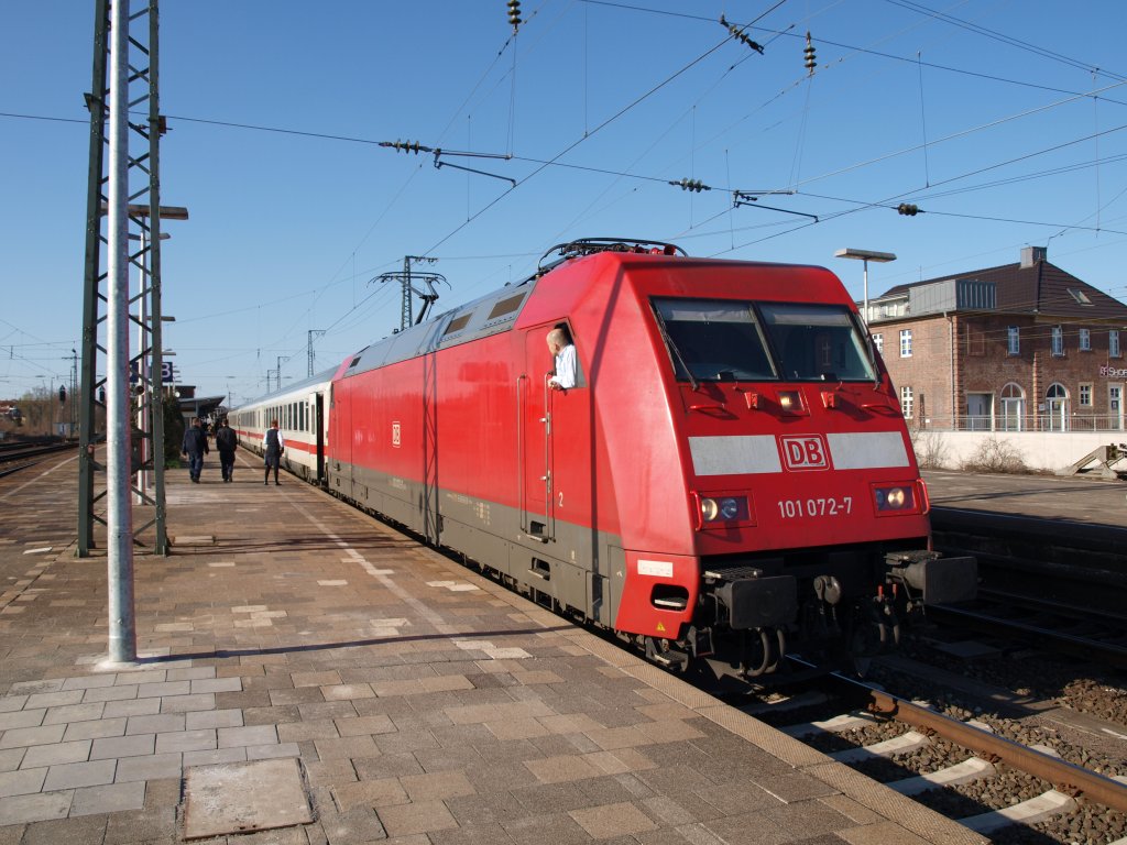 Die Hollnder bauen - und Berlin verliert (vorbergehend) seine direkte Anbindung nach Sciphol. In Rheine wartet am 21.03.11 101 072 auf Gleis 4 mit IC 147 von Utrecht Centraal nach Berlin Ostbahnhof bei traumhaftem Wetter auf den Abfahrauftrag.