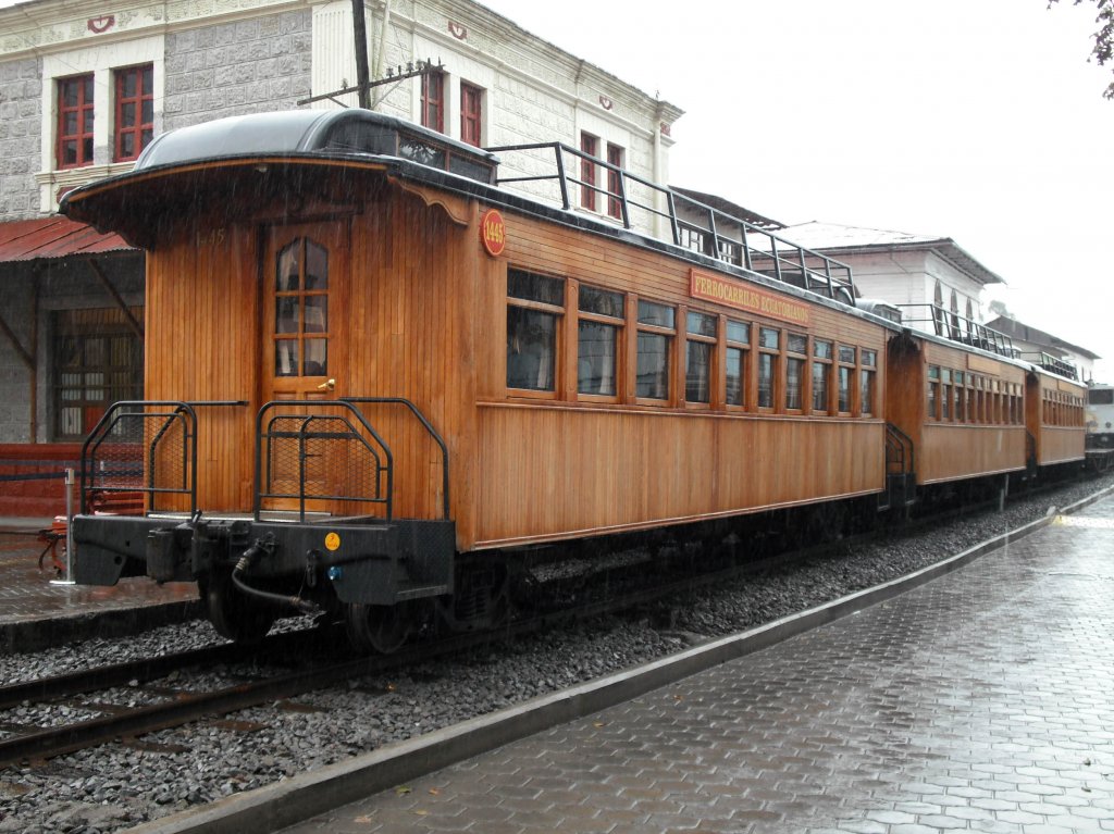 Die Holz-Passagierwagen der ecuadorianischen Eisenbahn zur Touristenfahrt von Alaus� zur Teufelsnase (Sibambe) am 13.02.2011 in Alaus�.