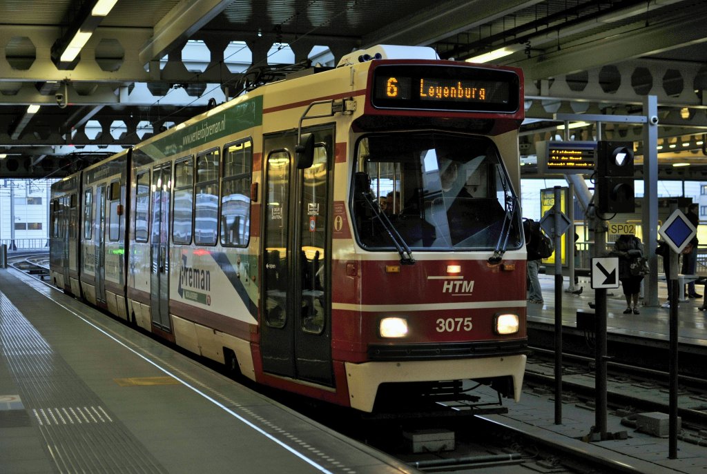Die HTM 3075 mit linie 6 nach Leyenburg hier im oberstock von Den Haag CS am 17.02 2011.