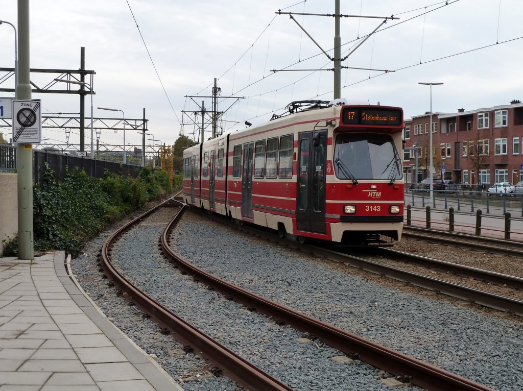 Die HTM 3143 mit linie 17 nach Statenkwartier bei Einfart von Den Haag CS am 29.10 2010.