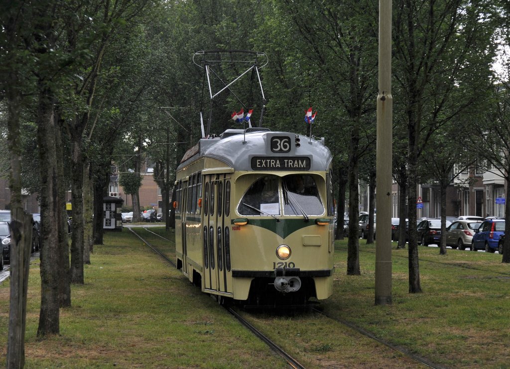 Die HTM la Brugeoise PCC wagen 1210 mit linie 36 unterwegs in Statenkwartier am 11.06 2011.