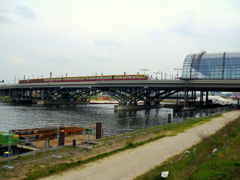 Die Humboldt-Hafen-Brcke unmittelbar am Berliner Hauptbahnhof am 01.05.2010, auf Gleis 16 fhrt gerade eine S-Bahn 481 Richtung Westen.
